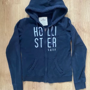 Hollister hoodie zip tröja mörkblå/svart - Storlek S