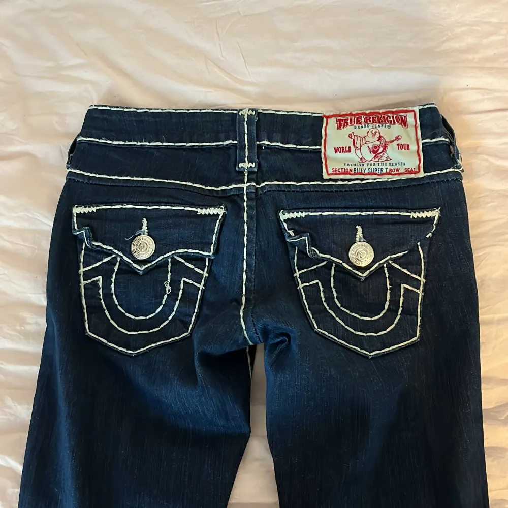 Super fina True religion jeans i storlek W 25 och de är i fint skick. De är Lågmidjade och modellen är straight. Skriv privat för fler bilder eller om ni har några frågor💗. Jeans & Byxor.