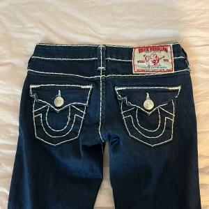 True religion jeans  - Super fina True religion jeans i storlek W 25 och de är i fint skick. De är Lågmidjade och modellen är straight. Skriv privat för fler bilder eller om ni har några frågor💗