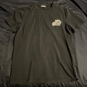 Tjena säljer denna moncler t shirt  Skick 9/10 Retail, ca. 3000  Hör av er vid intresse!