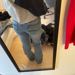 Lågmidjade jeans - Låga lee jeans💋 Köpta secondhand, fint skick💋 Midjemått: 39cm tvärs över Innerbenslängd: 88cm 
