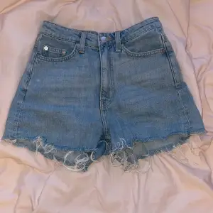 Säljer dessa jeansshorts från weekday. Använda fåtal gånger💗Köpt för 400kr.