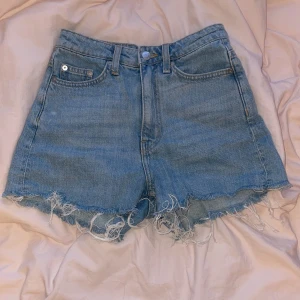 Jeansshorts - Säljer dessa jeansshorts från weekday. Använda fåtal gånger💗Köpt för 400kr.