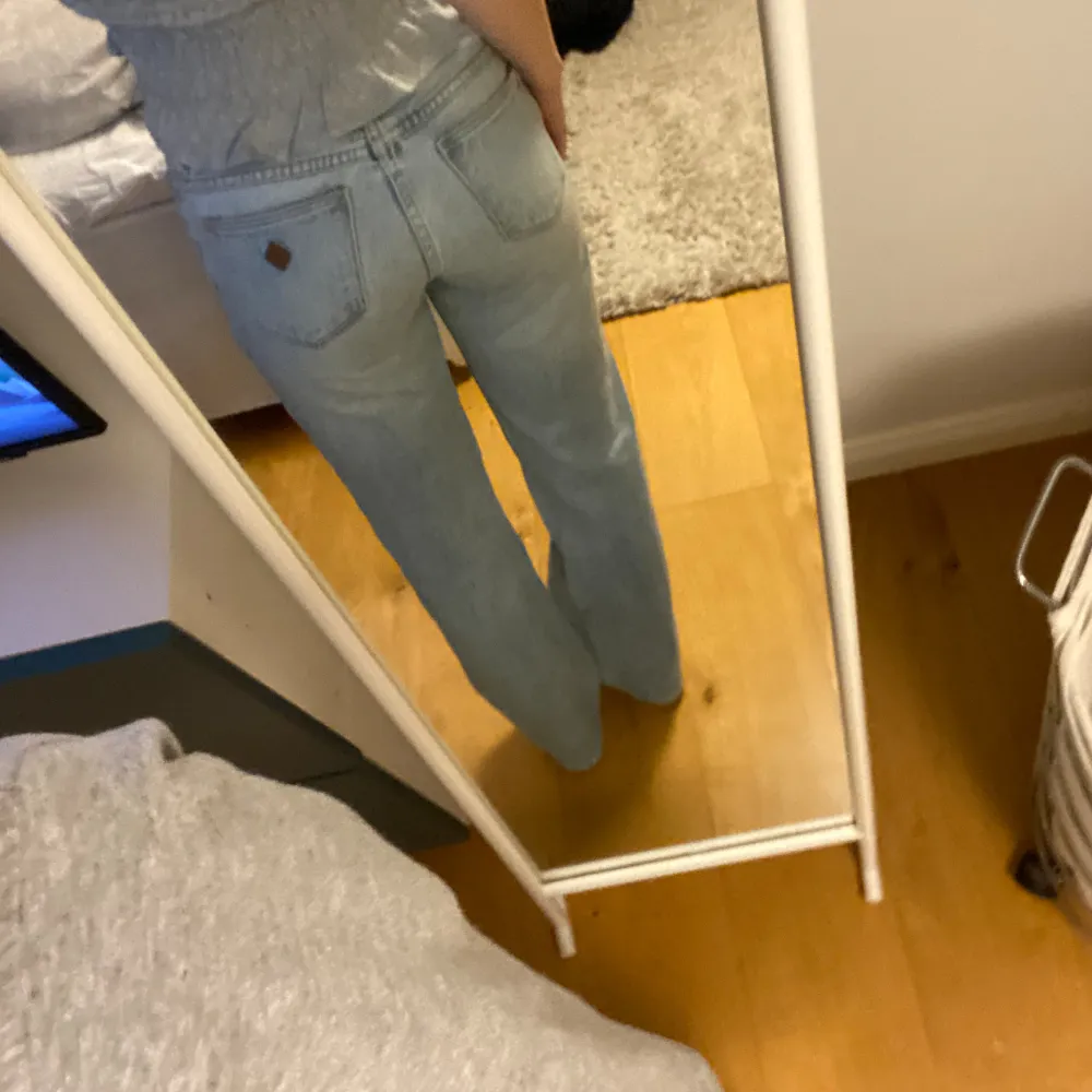 Snygga jeans från Abrand som passar perfekt till sommaren! Storlek 25 och modell A 99 low straight💕 köpta för ca 1000kr och inte använda många gånger. Jeans & Byxor.