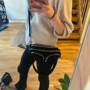 Väska  - En jätte fin väska från Gina! Mycket rymlig och perfekt till skolan 💖💖💗🙌👏 köparen står för frakt 🚚 