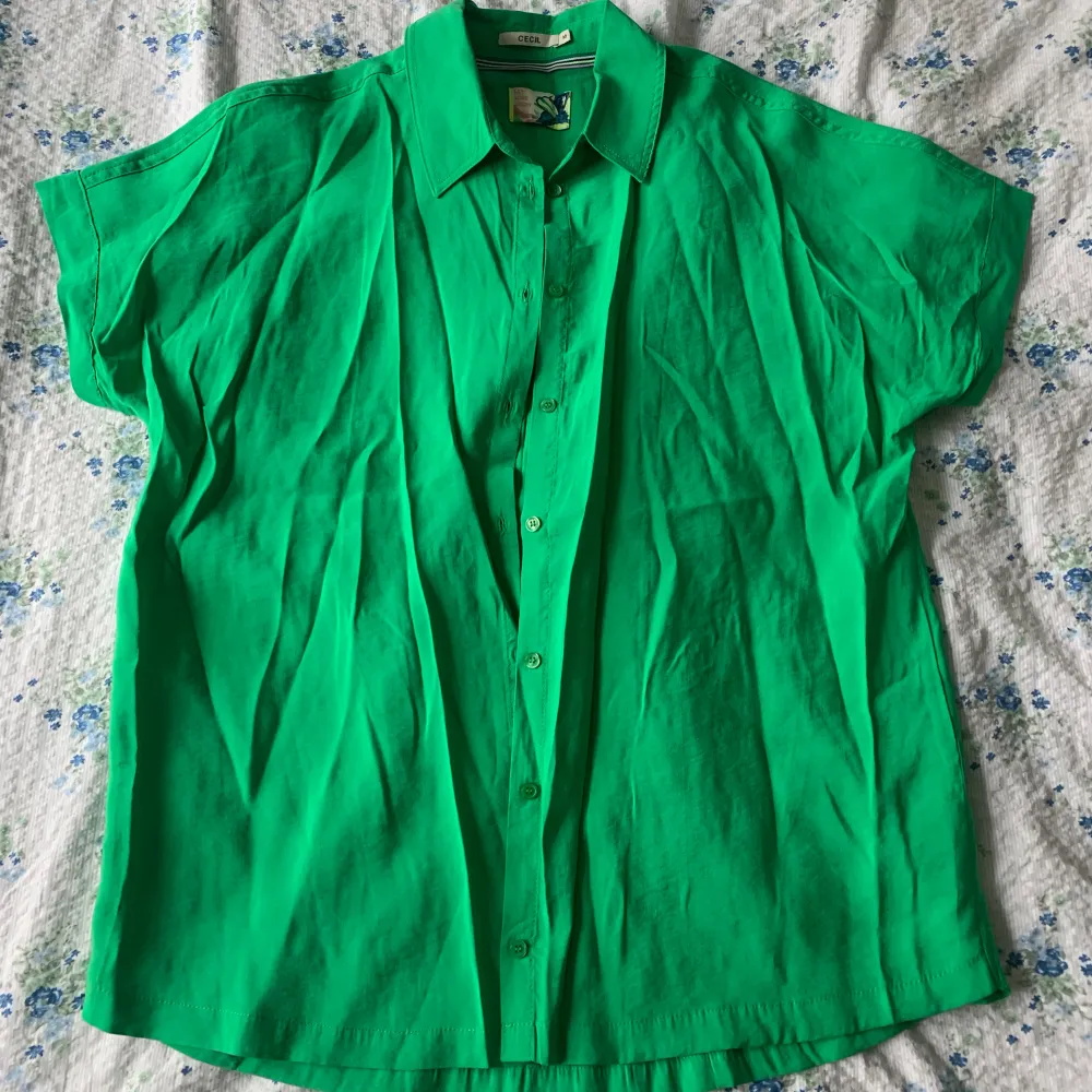 Grön skjorta med knappar💚. Skjortor.
