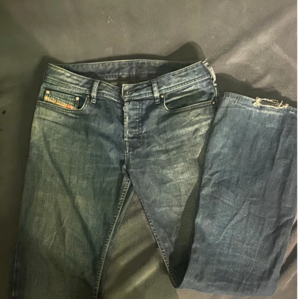 Ett par diesel jeans som inte kommer till användning längre. Hål vid hälen, syns på bilderna. Orginal pris 1400 tror jag.  Dem är mörkare än på vad dem är på bilden. . Jeans & Byxor.