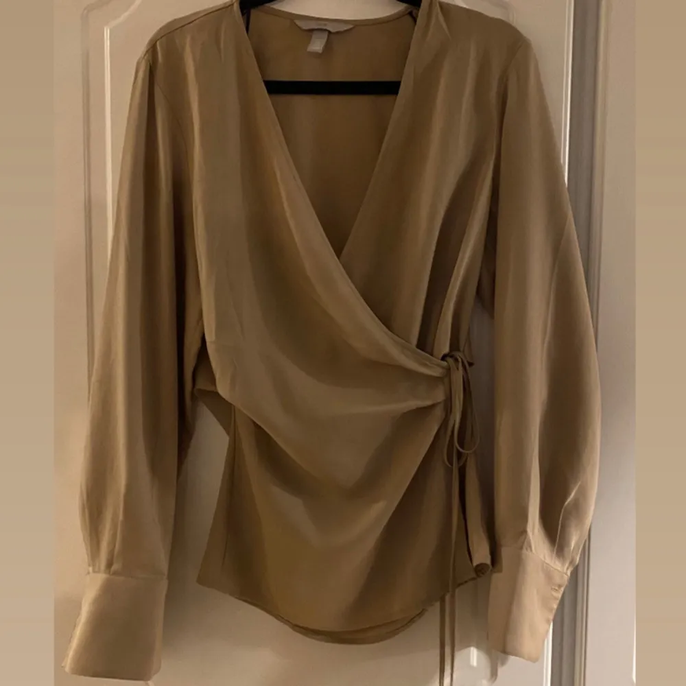 Beige blus jättefin inför vår🪄🤍✨ Helt nytt . Blusar.