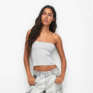 Bandeau topp Pull&Bear - Jättefin bandeau-topp från Pull&Bear i nyskick! Köpt i somras från Zalando för 229kr men aldrig använd. Riktigt fin, men känner tyvärr att den inte passar mig. Mjukt tyg och randig i vit/grå. Perfekt för sommaren! ☀️Hör gärna av dig vid frågor!😊