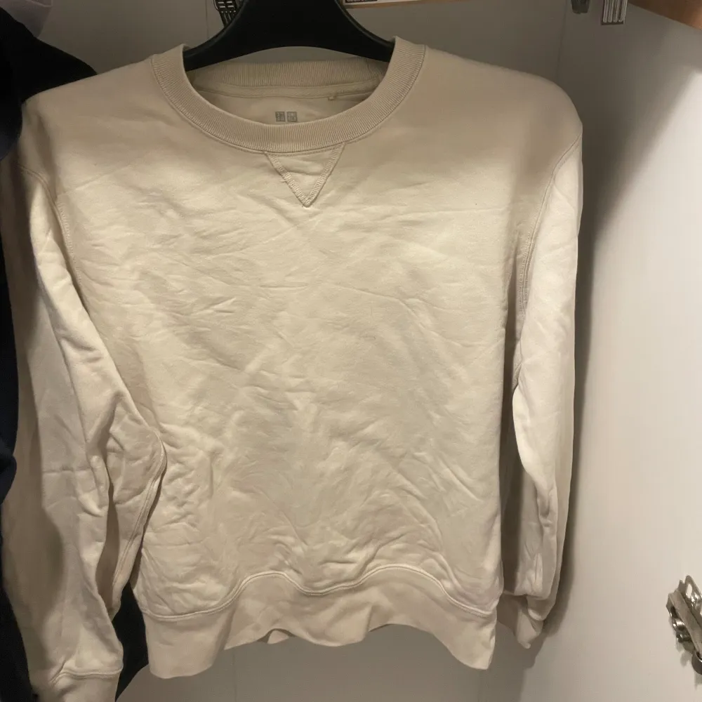 Köpte den snygga beige tröjan från uniqlo butiken i Stockholm för 699 kr. Mitt pris 300. Storlek XS. Sparsam använd. Tröjor & Koftor.
