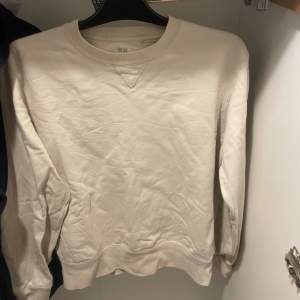 Köpte den snygga beige tröjan från uniqlo butiken i Stockholm för 699 kr. Mitt pris 300. Storlek XS. Sparsam använd