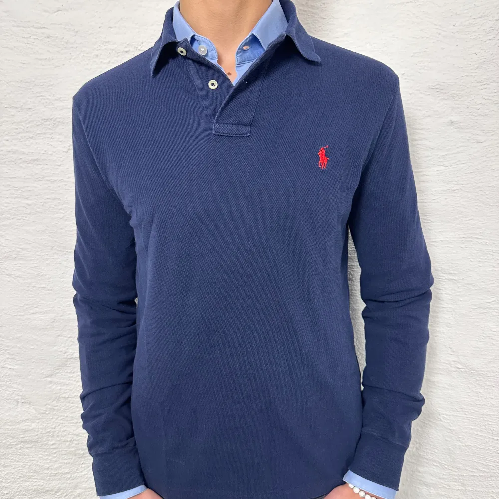 En as schysst långärmad piké från Ralph lauren. Storlek s och modellen på bilden är ca 185 cm, och den passar mindre. Fint skick. nypris 1499, köp för endast 449kr.  Fast pris gäller🤝. Tröjor & Koftor.