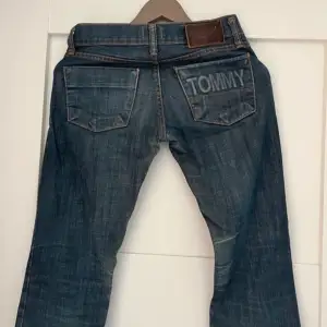 Perfekta vintage lowrise jeans från Tommy Hilfiger, så speciella😍 Innerbenslängd 79cm, midja 35cm, grenhöjd 19cm Säljer dessa endast för att de var för små för mig så har inga bilder med de på, i nyskick💕