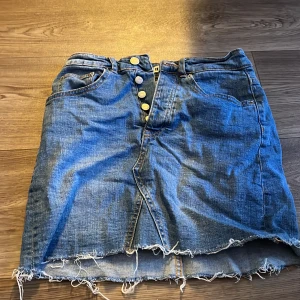 Fin jeans tjoll från Gina Tricot skulle jag tro stolek 34  - Fina jeans shorts  Från Gina Tricot tror jag  Stolek 34 