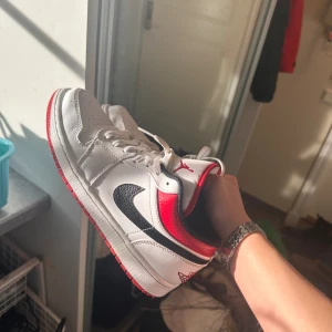 Jordan 1 low - Dessa är typ hel nya, använda några gånger! Boxen finns kvar, dock inget kvitto….. Nypris på dessa har stigit upp till 5000, så vill se vad ni kan betala för dom. Inte min stil därför jag säljer dom! Kan tänka mig byte oxå! Lägg rimliga bud