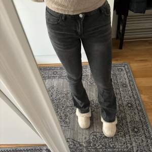 utsvängda grå jeans i storlek S, har flera likadana så vill sälja nu, inget fel på byxorna 