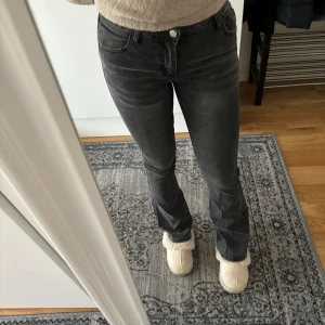 Grå jeans  - utsvängda grå jeans i storlek S, har flera likadana så vill sälja nu, inget fel på byxorna 