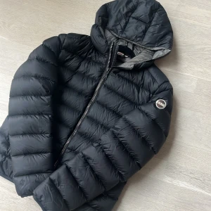 Colmar- dunjacka - Använts ett fåtal gånger, men är så gott som i nytt skick! Äkta jacka, original pris 4500kr, säljer för 1500kr! Passar storlek s-m Slutsåld i den här storleken typ överallt!  #vinterjacka #dunjacka #colmar