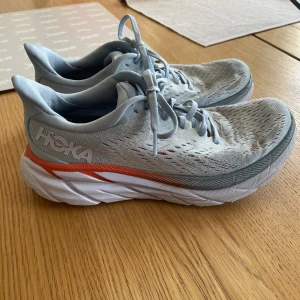 Hoka träningsskor  - Hoka träningsskor i storlek 38. Använda men i fint skick. Nytvättade. Nypris 1400kr