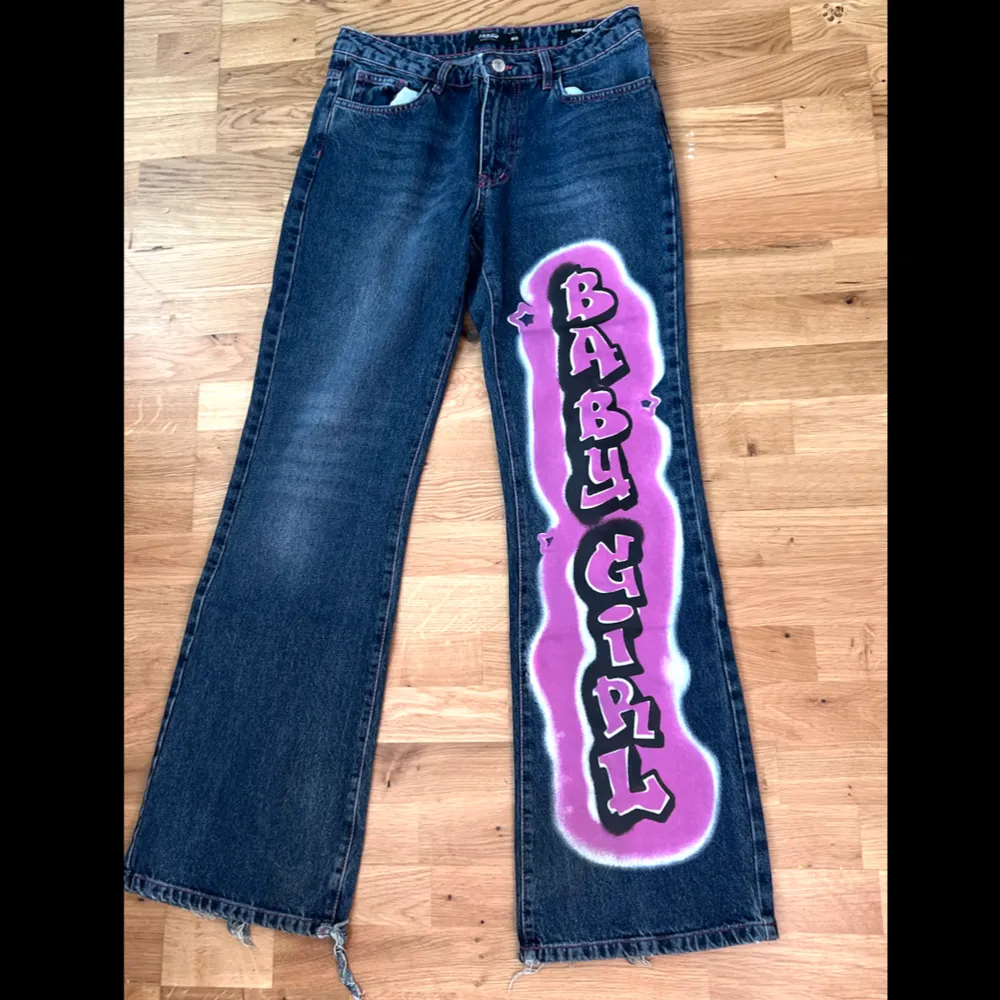 Fina midwaist jaded London jeans med rosa detaljer och hjärtan på fickorna, super fina men får tyvär ingen användning länge🩷. Jeans & Byxor.