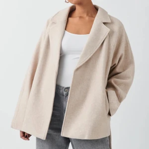 Kappa från Gina  - Ny, andvänd några gånger, beige och nypris 699kr 