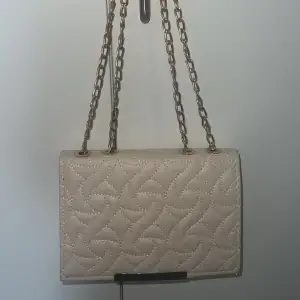 Säljer denna handväska då den aldrig ha används så den är precis som ny. 