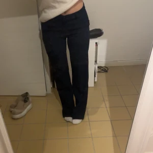 Lågmidjade kostymbyxor  - Lågmidjade kostymbyxor i blå. Storelk 36 så fina aldrig använda🩷