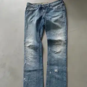 Lågmidjade straight jeans med liten bootcut från märket diesel, relativt små i storleken, jätte snygg tvätt, köpta här på plick. Står att de är 34 i längd men de är avklippta längst ner så de är mer 32 i längd. ❤️ Kom privat för fler bilder 😇