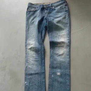 Lågmidjade jeans - Lågmidjade straight jeans med liten bootcut från märket diesel, relativt små i storleken, jätte snygg tvätt, köpta här på plick. Står att de är 34 i längd men de är avklippta längst ner så de är mer 32 i längd. ❤️ Kom privat för fler bilder 😇
