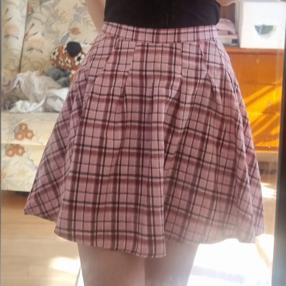 Säljer denna helt oanvända gulliga rosarutiga kjol från Asos få den är för stor för mig. Helt oanvänd då jag inte hann skicka tillbaks den i tid💕 Säljer för 150kr + frakt🫶🏻 . Kjolar.