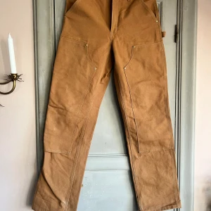 Carhartt double knee 30x34 - Knappt använda carhartt double knee size 30x34. Fråga efter fler bilder om det behövs. Dom kostar 1500kr nya
