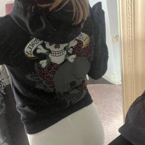 Ed Hardy tröja  - En fin Ed Hardy tröja i storlek M men skulle säga att den är mer som S men passar säkert M med. Enda defekten är nog att den tappat några pärlor men inget som man tänker på, den är från när min mamma va ung så tror inte den säljs längre 