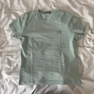 ljusgrön t-shirt från Acne Studios Står storlek L på lappen men som referens har jag XS/S