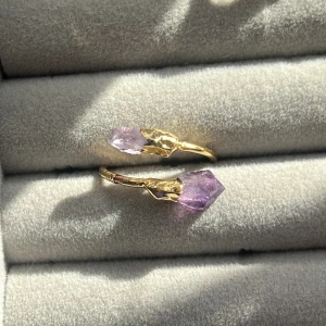 Ring med natursten - 14k platerad ring med amethyst stenar, justerbar, helt oanvänd och i perfekt skick