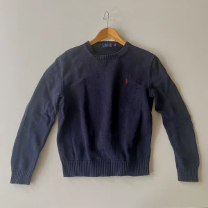 Ralph lauren tröja - Mörk blå polo Ralph lauren tröja. Skick 8/10. Skriv privat om pris.