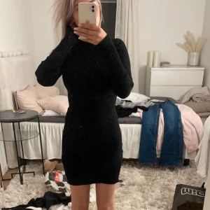 Klänningen  - Säljer min helt nya klänning aldrig använt skön att ha när de är lite kallt ute och på hösten 