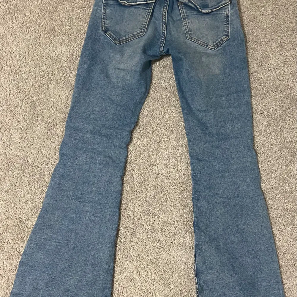 Säljer dessa super snygga lågmidjade bootcut jeansen då de tyvärr har blivit lite korta💕. Jeans & Byxor.