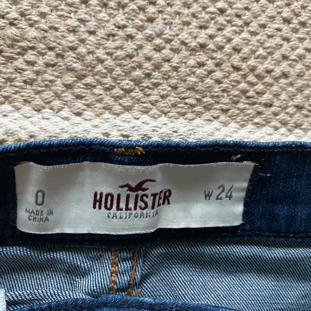 Mörkblå shorts från Hollister. Stl w24, passar som xs. Säljer då de tyvärr är för små för mig.. Shorts.