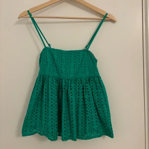  Söt topp - Ursöt slutsåld topp från bikbok. Bara använd 2 gånger.