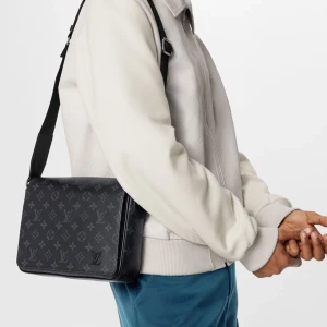LOUIS VUITTON VÄSKA  - Säljer en likadan väska då den inte kommer till användning för ett sjukt bra pris! Nypris är 19 800kr på Louis Vuittons hemsida men jag nöjer mig med 14 000kr pga att jag gjort mig av med kvitto och box. Men dustbagen ingår! Pris kan diskuteras 
