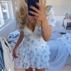 Blommig zara klänning  - Slutsåld! Använd 1 gång, storlek S men passar XS också! Skriv om frågor eller pris!💕första bilden är lånad, de andra två är på mig, enda gången jag använt den!