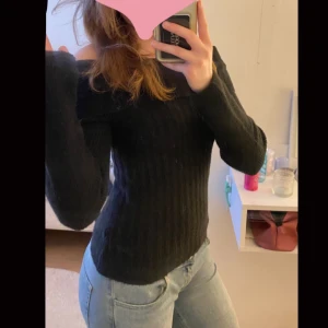 Off-shoulder tröja - Otroligt fin off shoulder tröja köppt från Zalando. Använt 1 gång, är precis som ny. Det står inte vad det är för storlek, tror att jag har klippt bort den lappen. Men jag skulle tro att den är i s! 