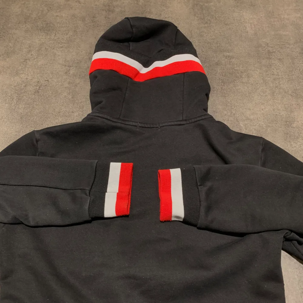 En moncler Zip jag vill sälja pågrund av att jag behöver pengarna. Den är i helt okej skick o har inga fläckar eller hål. Den är i storlek M. Jag säljer den för 700 men pris kan diskuteras. För mer bilder eller frågor skicka i chatten. Hoodies.