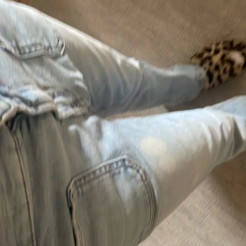 Säljer mina jättefina ljusblå zara jeans då dom inte kommer till andvändning❤️. Jeans & Byxor.