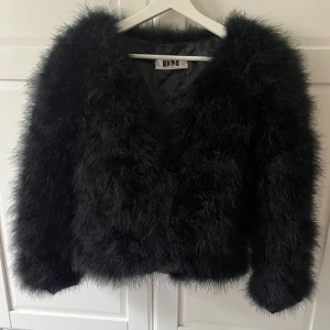 Pälsjacka  - Säljer denna jättefina Dennis maglic jackan då den tyvärr inte kommer till användning och den är lite liten för mig  använd fåtal gånger💓