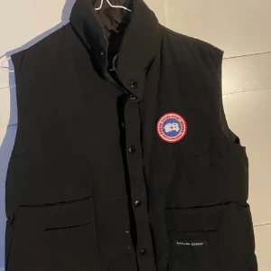 Canada goose väst  - Canada goose väst i storlek L/G, knappt använd 