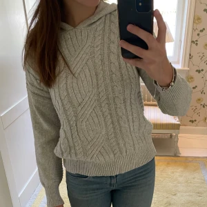 Stickad tröja m luva  - Säljer denna stickade tröja med luva som tyvärr inte kommer till användning längre🥰