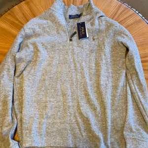 Ralph lauren half zip - Säljer min helt nya oavända ralph lauren half zip då den inte passade mig  Storlek M alla tags sitter kvar 