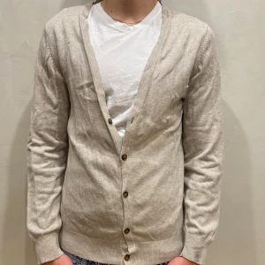 Kofta H&M - Kofta H&M Modell: 184cm & väger 84kg  Skick: allmänt använd Färg: Begie  Material: bomull 