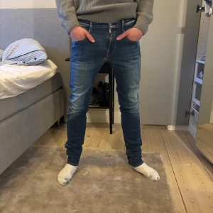 Replay jeans  - Snygga replay ambass hyperflex jeans i bra skick. Snygg blå färg som passar till det mesta. Pris kan diskuteras.